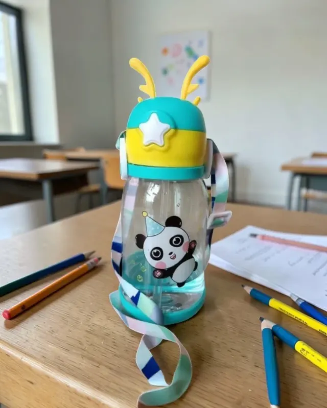 Flip kids 650ml cartoon sipper water bottle with sticker  & silicon pipe, Pack of 1